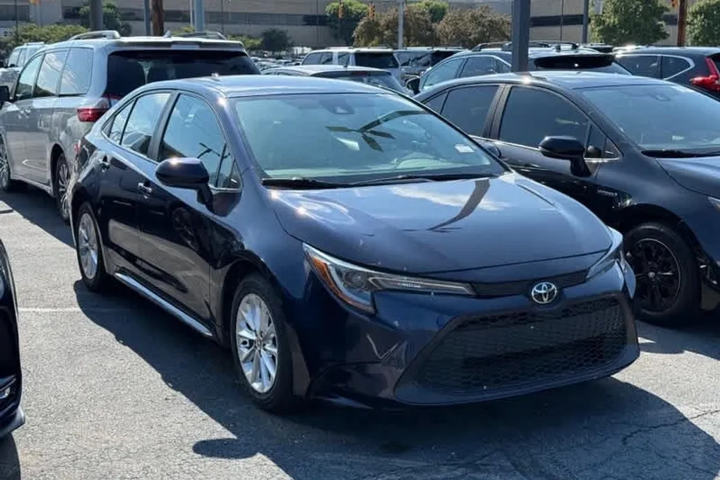 2022 Toyota Corolla LE photo 1