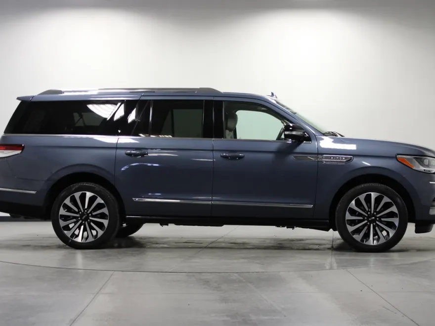 2023 Lincoln Navigator L Reserve photo 1