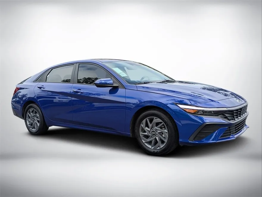 2024 Hyundai Elantra SEL photo 1