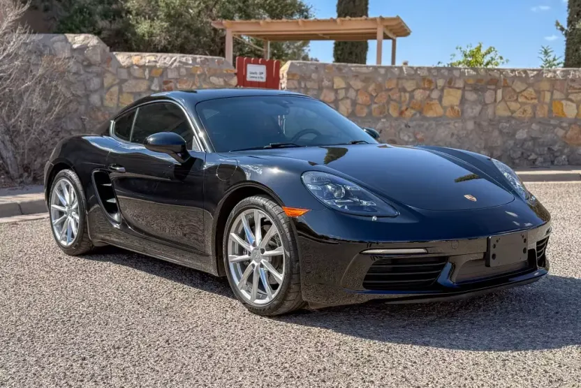 2018 Porsche Cayman photo 1