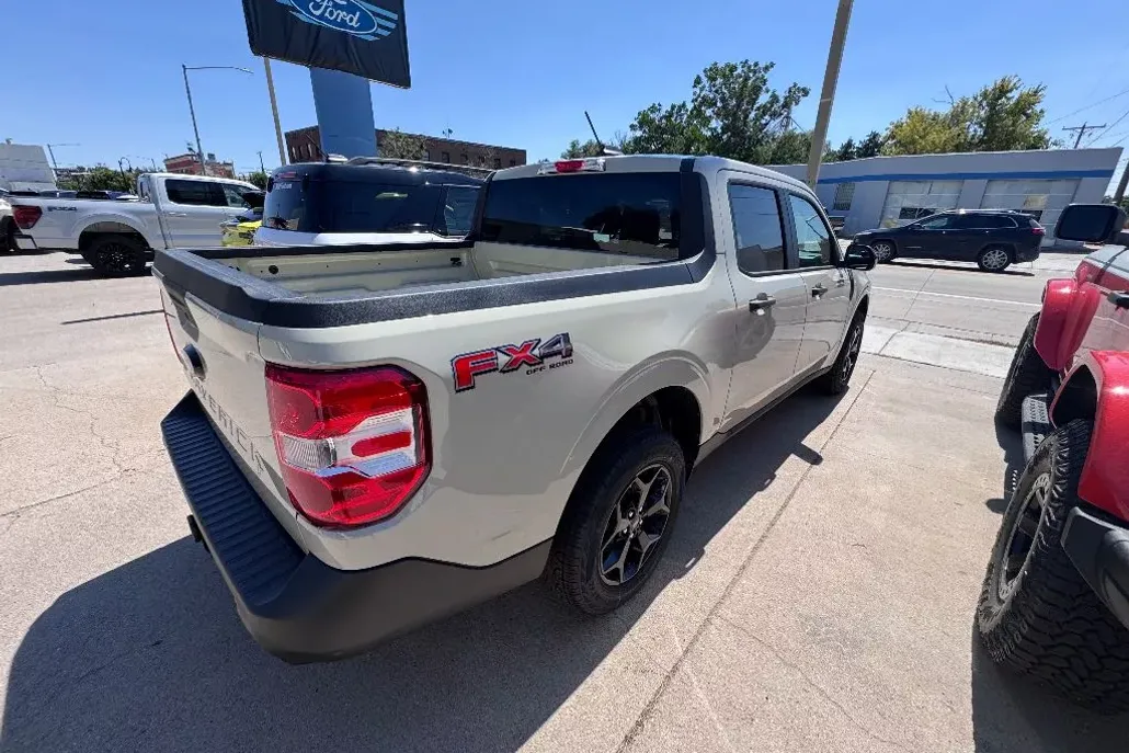 2025 Ford Maverick XLT photo 1