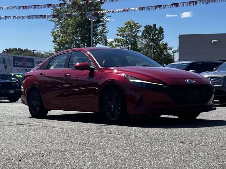 2022 Hyundai Elantra SEL photo 1