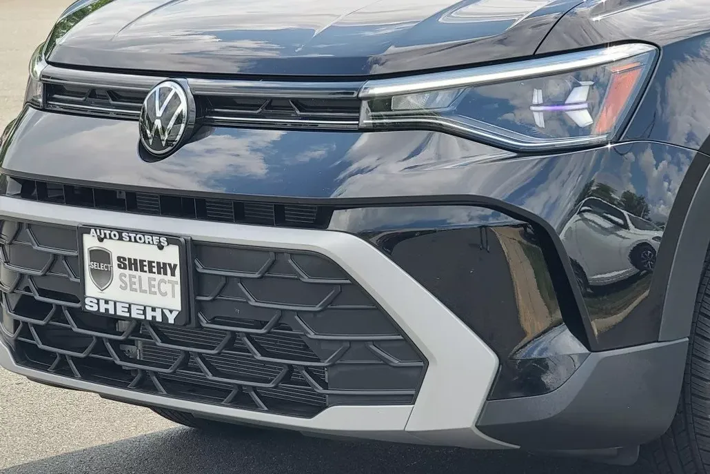 2025 Volkswagen Taos S photo 1