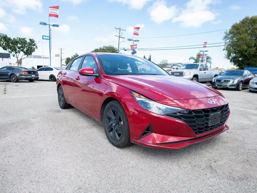 2023 Hyundai Elantra SEL photo 1