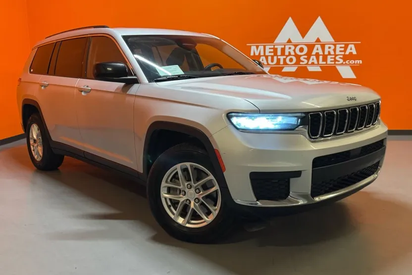 2023 Jeep Grand Cherokee Laredo photo 1