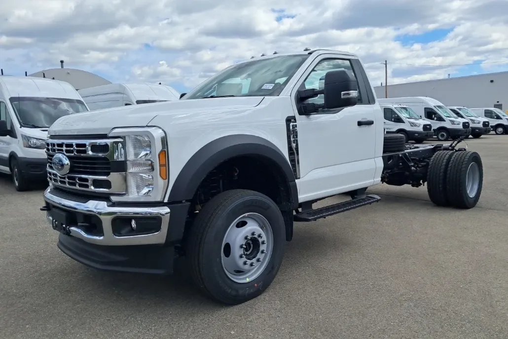 2025 Ford F-600 photo 1