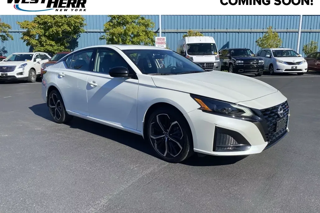 2023 Nissan Altima 2.5 SR photo 1