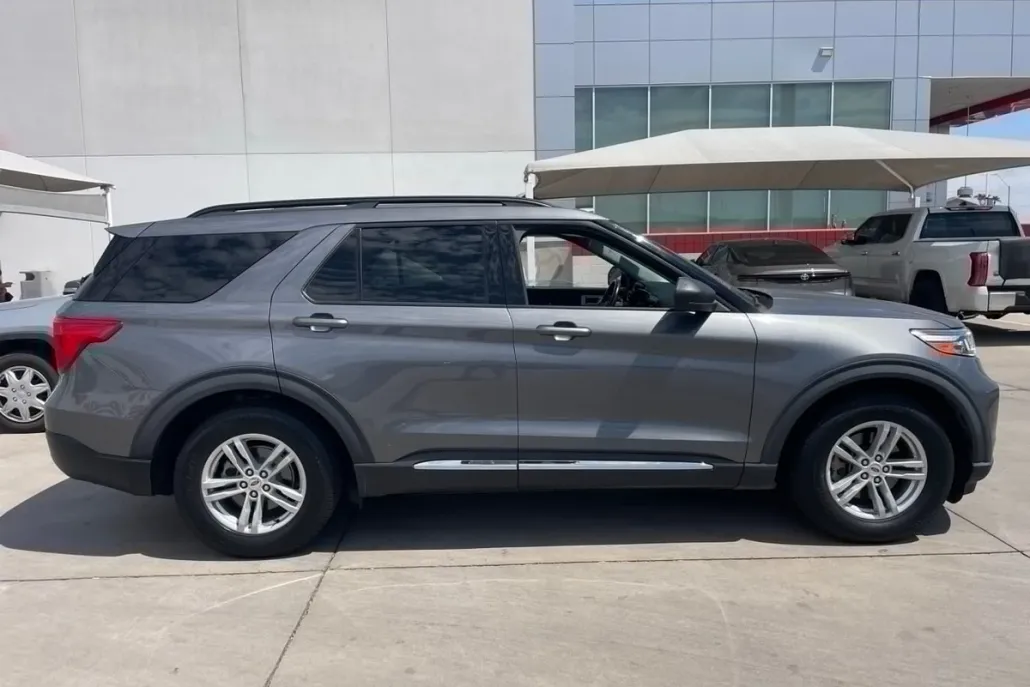 2021 Ford Explorer XLT photo 1