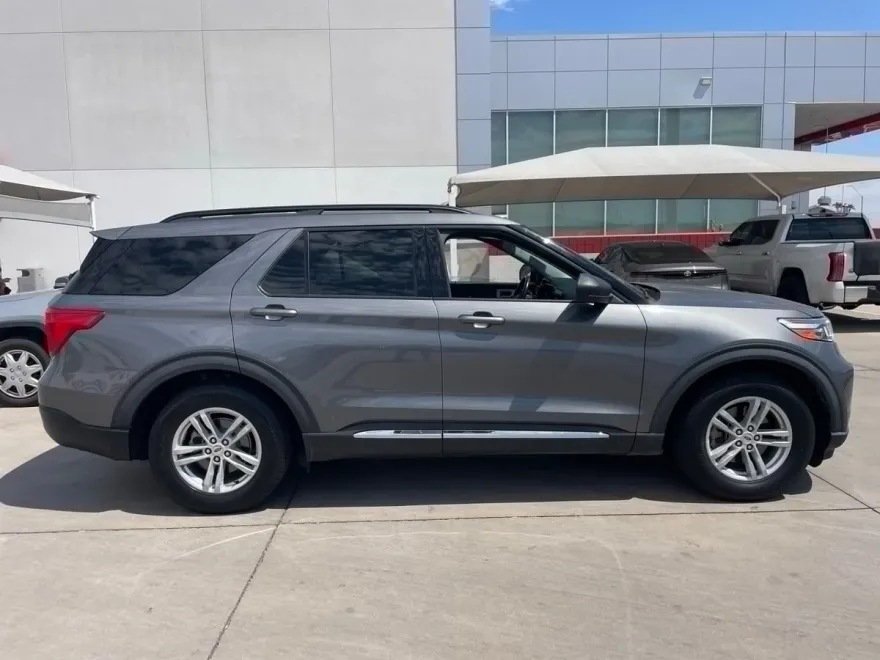 2021 Ford Explorer XLT photo 1