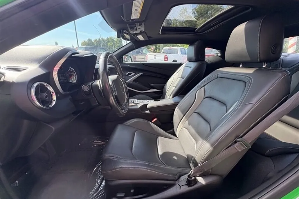 2017 Chevrolet Camaro 2LT photo 1