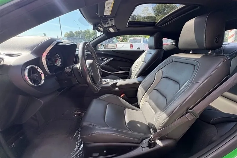 2017 Chevrolet Camaro 2LT photo 1