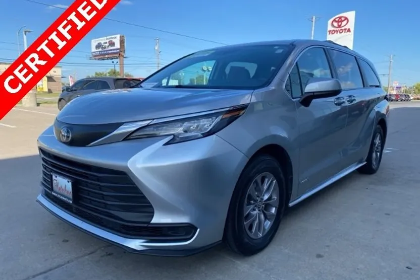 2021 Toyota Sienna LE photo 1