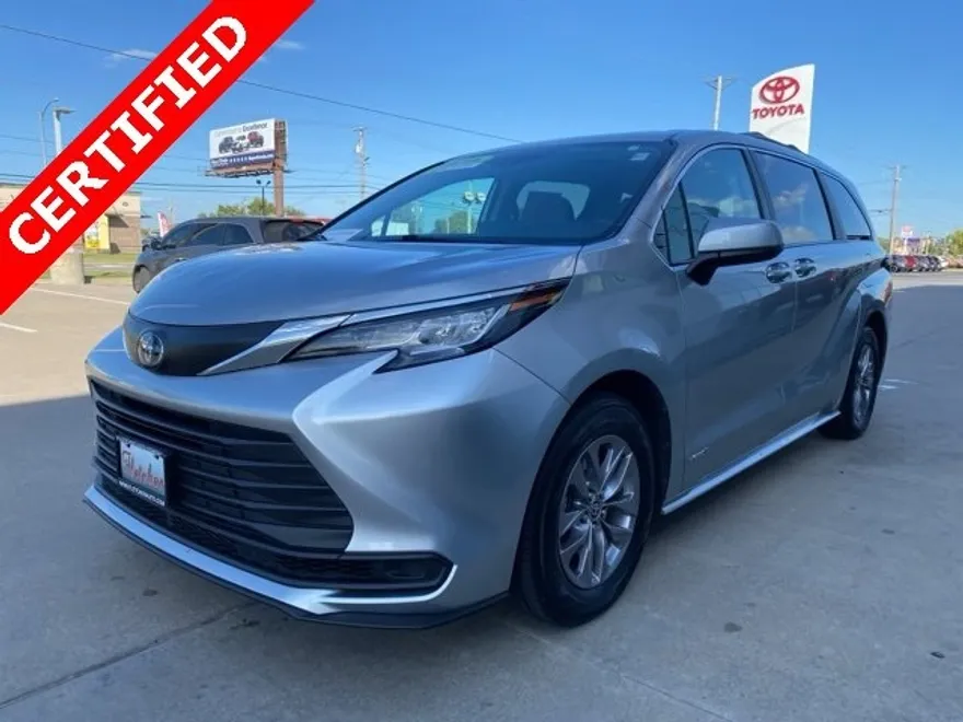 2021 Toyota Sienna LE photo 1