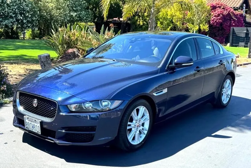 2018 Jaguar XE Premium photo 1
