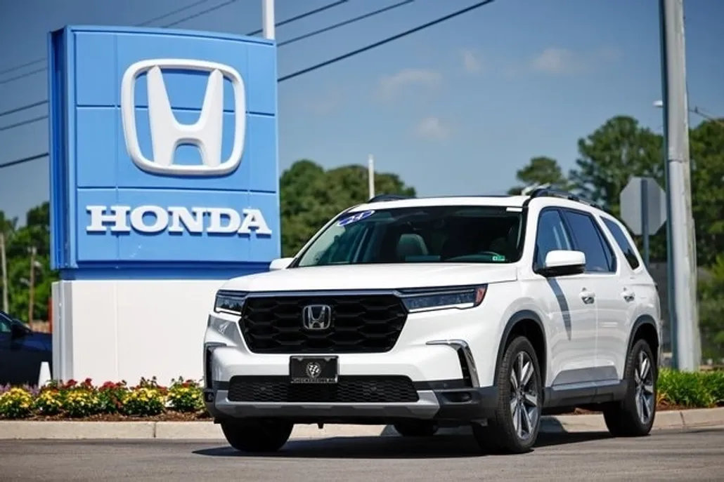 2024 Honda Pilot Touring photo 1