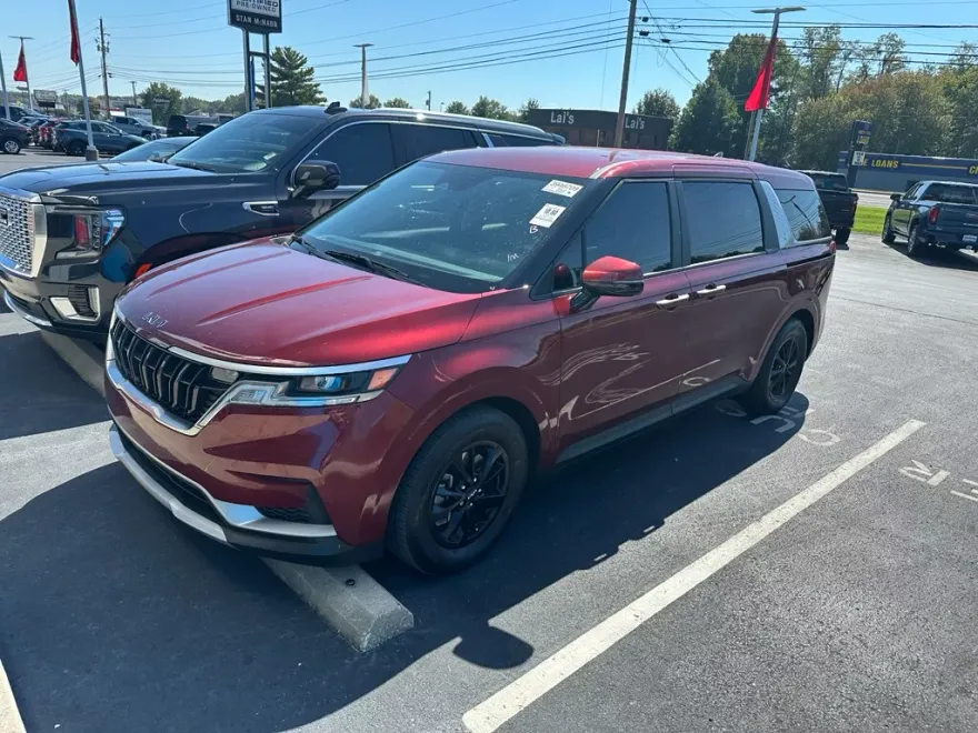 2024 Kia Carnival LX photo 1