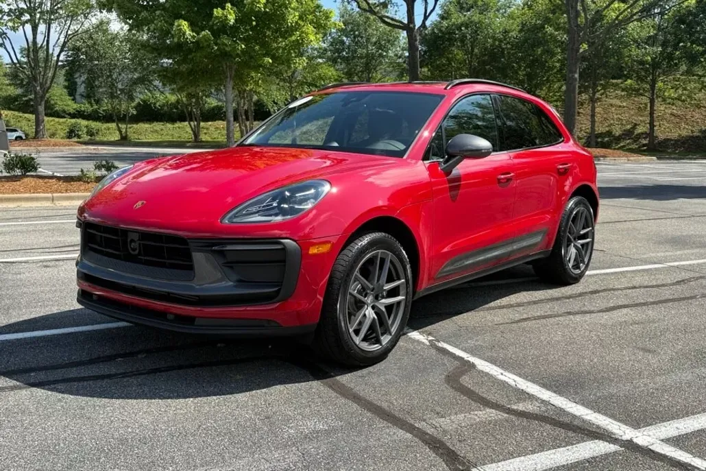 2025 Porsche Macan T photo 1