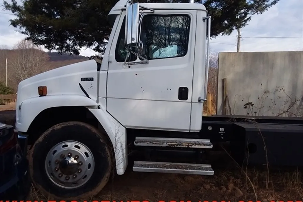 1999 Freightliner FL70 photo 1