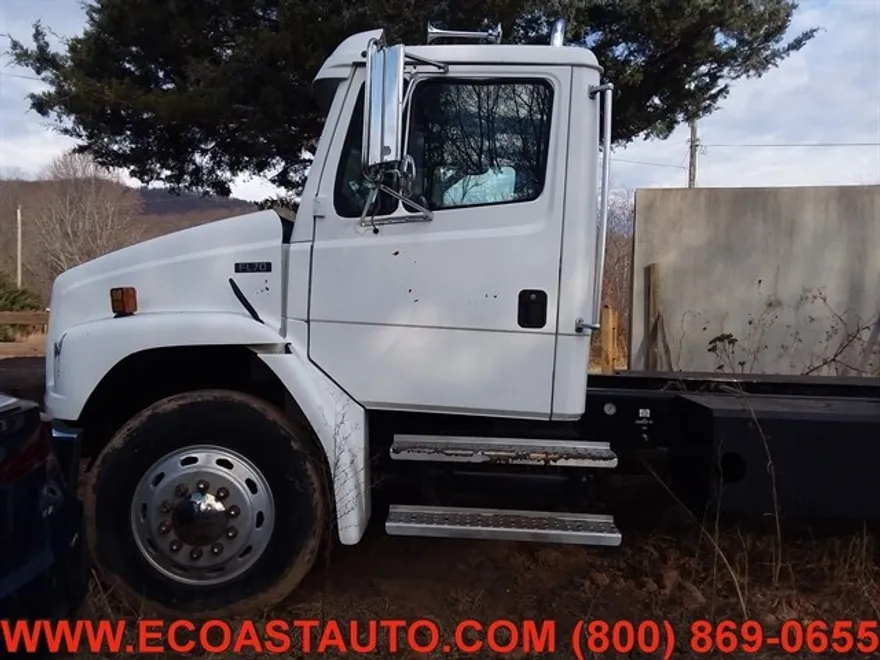 1999 Freightliner FL70 photo 1