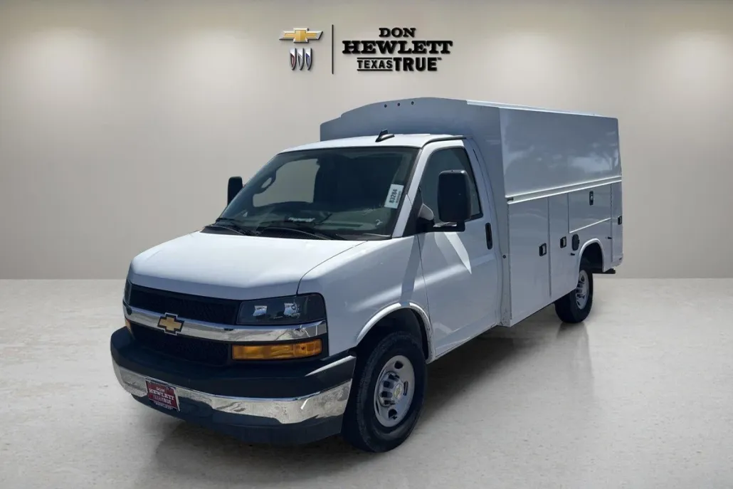 2025 Chevrolet Express Cutaway 3500 photo 1