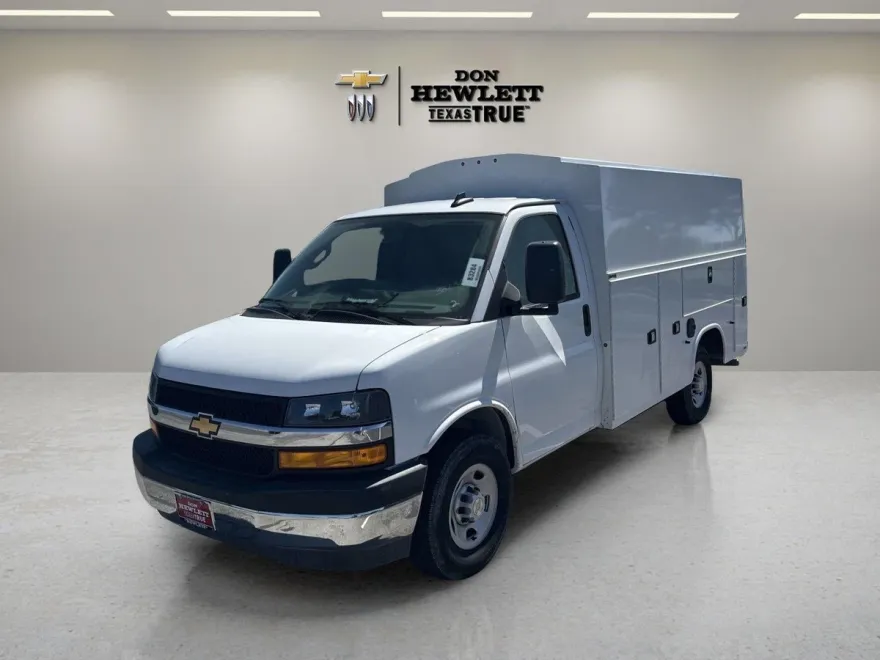 2025 Chevrolet Express Cutaway 3500 photo 1