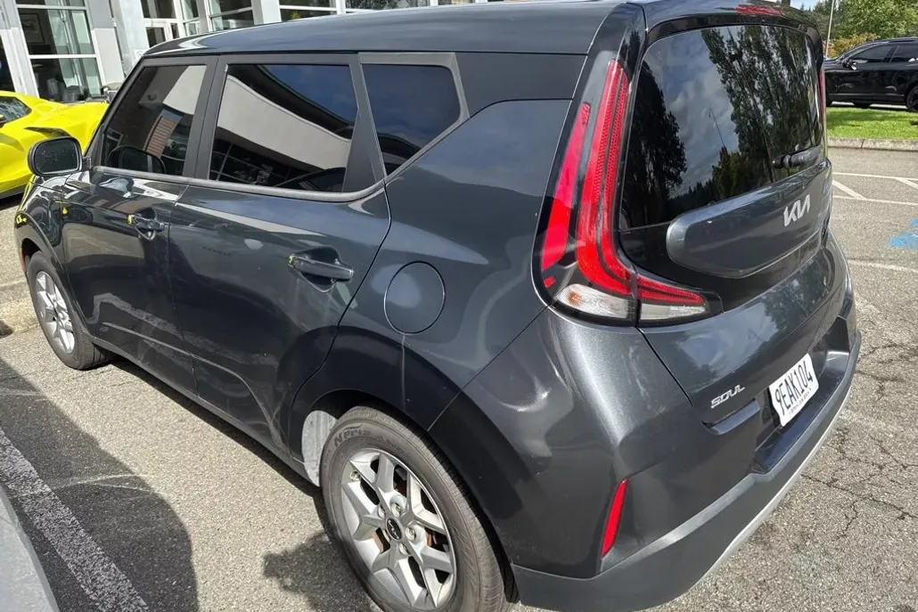 2023 Kia Soul LX photo 1
