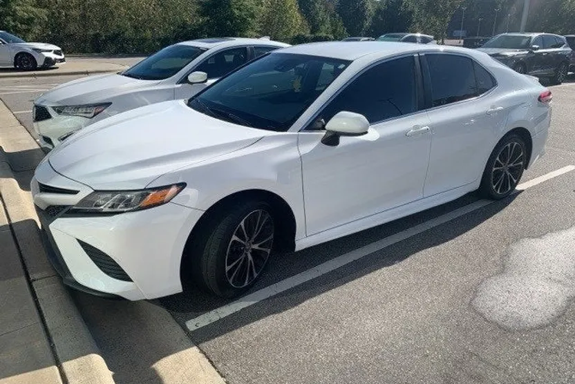2020 Toyota Camry SE photo 1