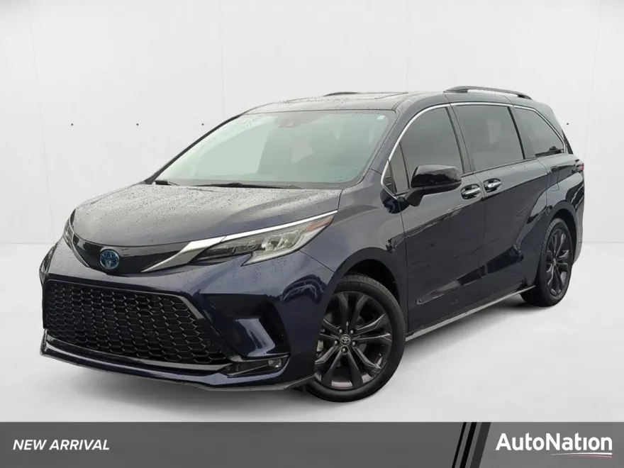 2022 Toyota Sienna XSE photo 1