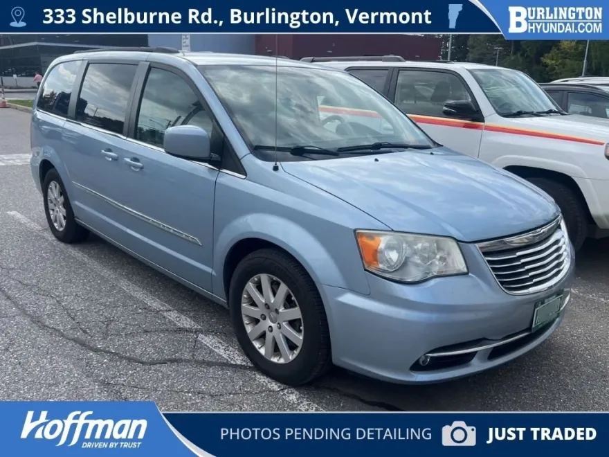 2013 Chrysler Town & Country Touring photo 1
