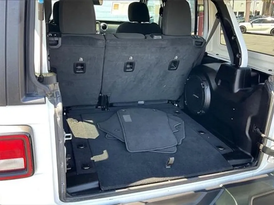 2023 Jeep Wrangler Sahara photo 28