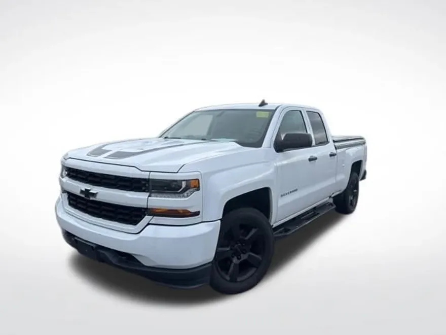 2017 Chevrolet Silverado 1500 Custom photo 1