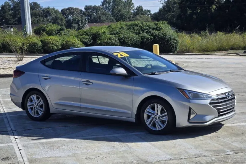 2020 Hyundai Elantra SEL photo 1