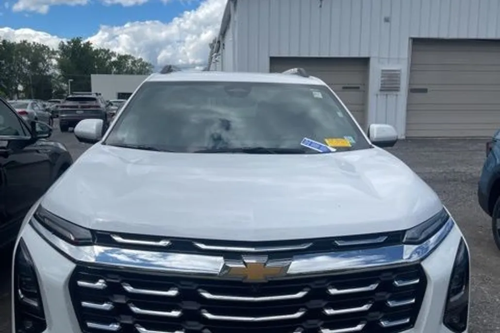 2025 Chevrolet Equinox LT photo 1