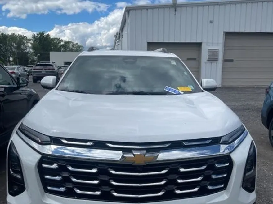 2025 Chevrolet Equinox LT photo 1