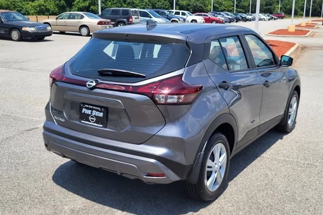 2025 Nissan Kicks Play S photo 1