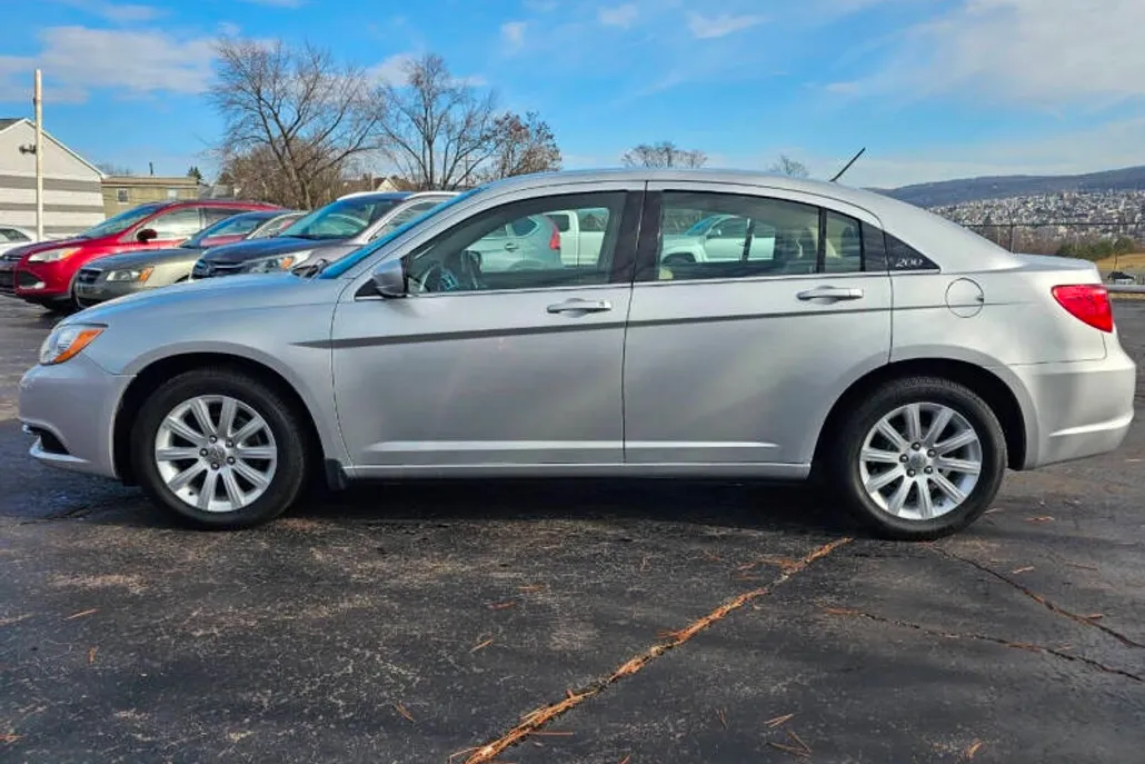 2011 Chrysler 200 Touring photo 1