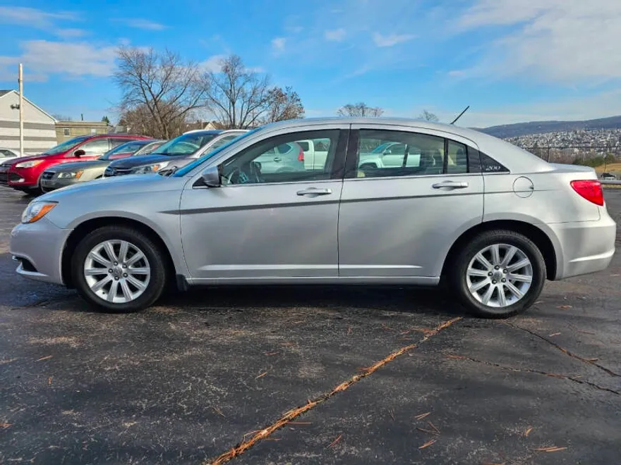 2011 Chrysler 200 Touring photo 1