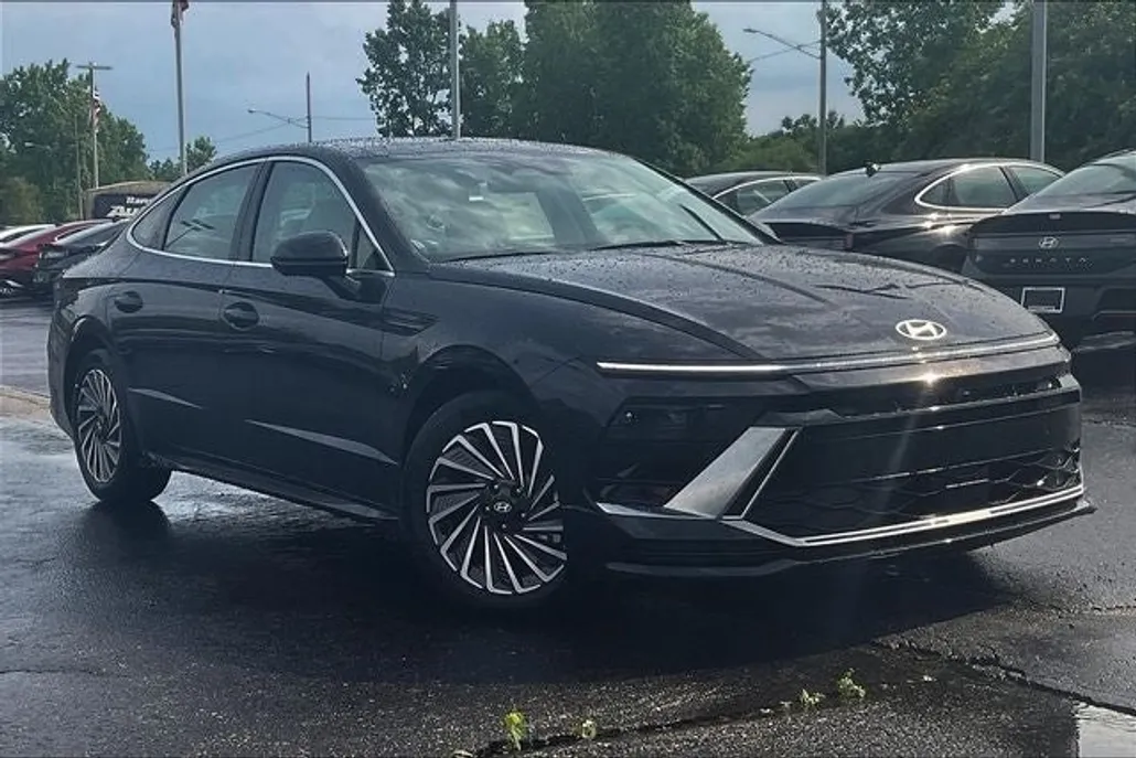 2025 Hyundai Sonata Hybrid Limited photo 1
