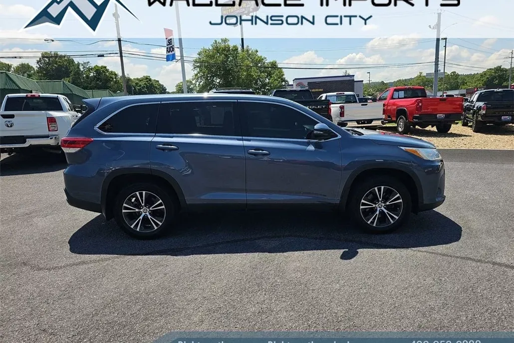2019 Toyota Highlander LE photo 1
