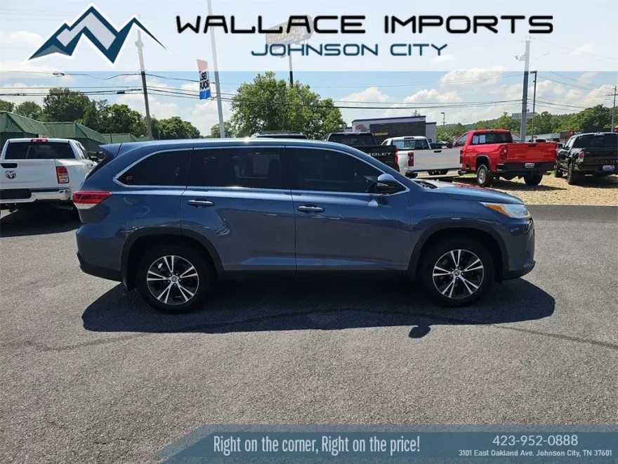 2019 Toyota Highlander LE photo 1