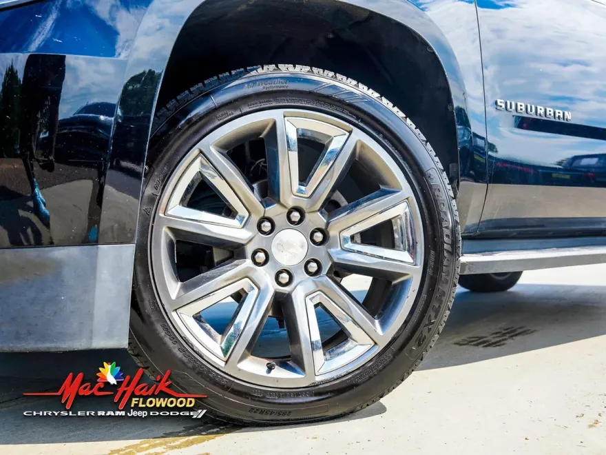 2019 Chevrolet Suburban LT photo 1