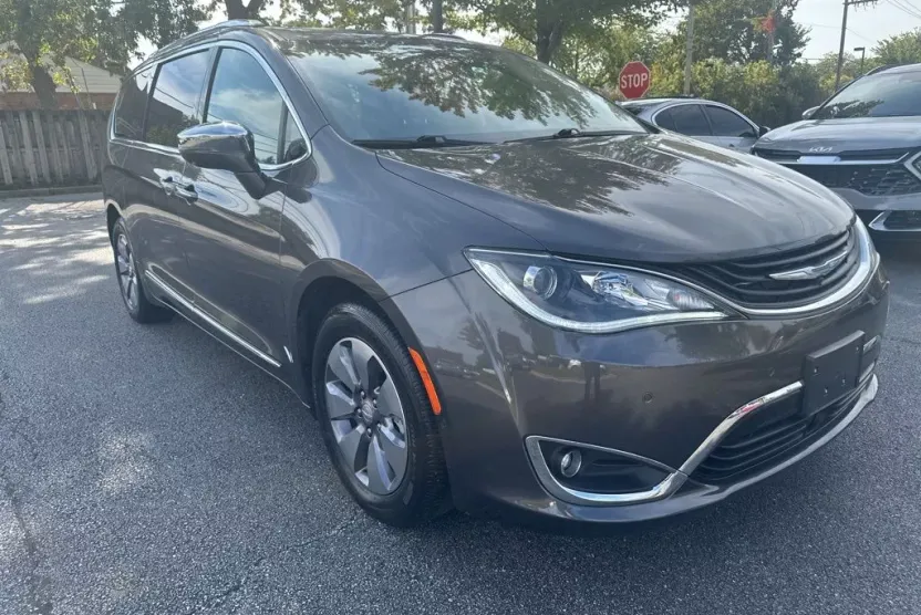 2019 Chrysler Pacifica Hybrid Limited photo 1