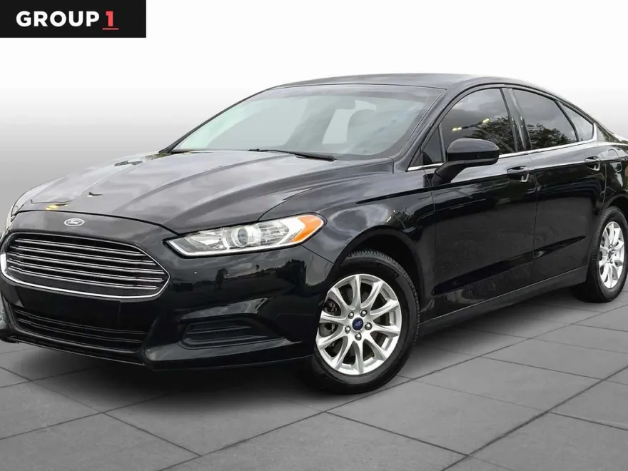 2015 Ford Fusion S photo 1