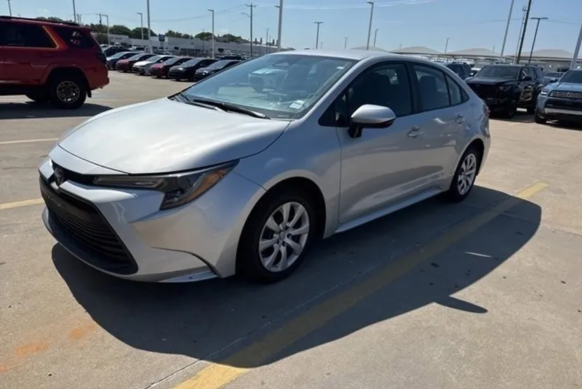 2023 Toyota Corolla LE photo 1