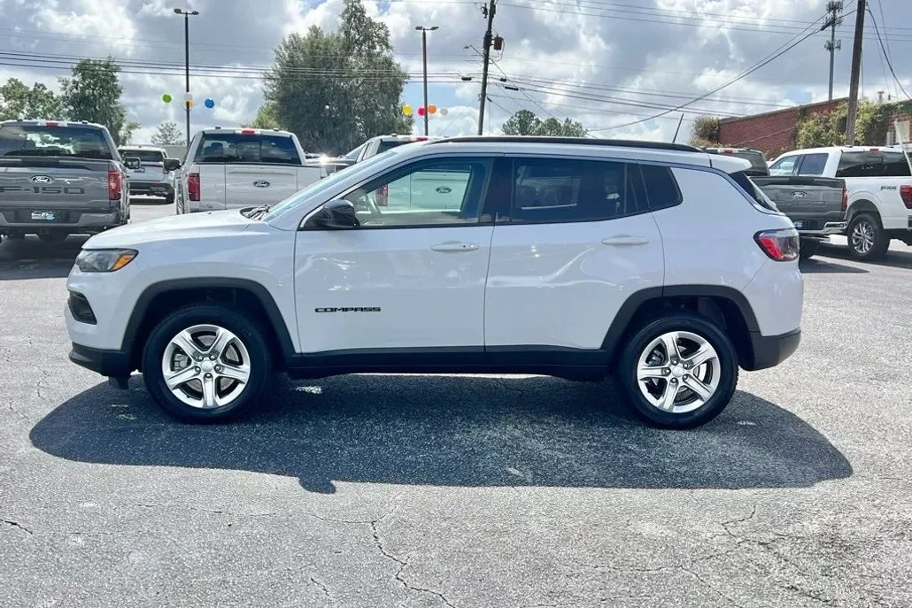 2024 Jeep Compass Latitude photo 1