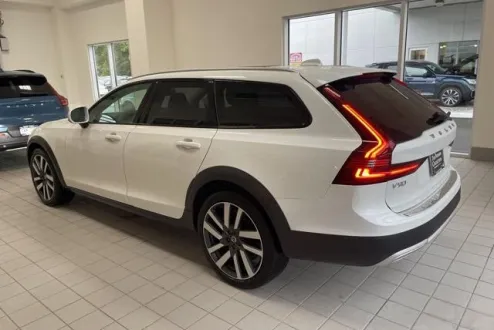 2022 Volvo V90 Cross Country B6 AWD photo 2