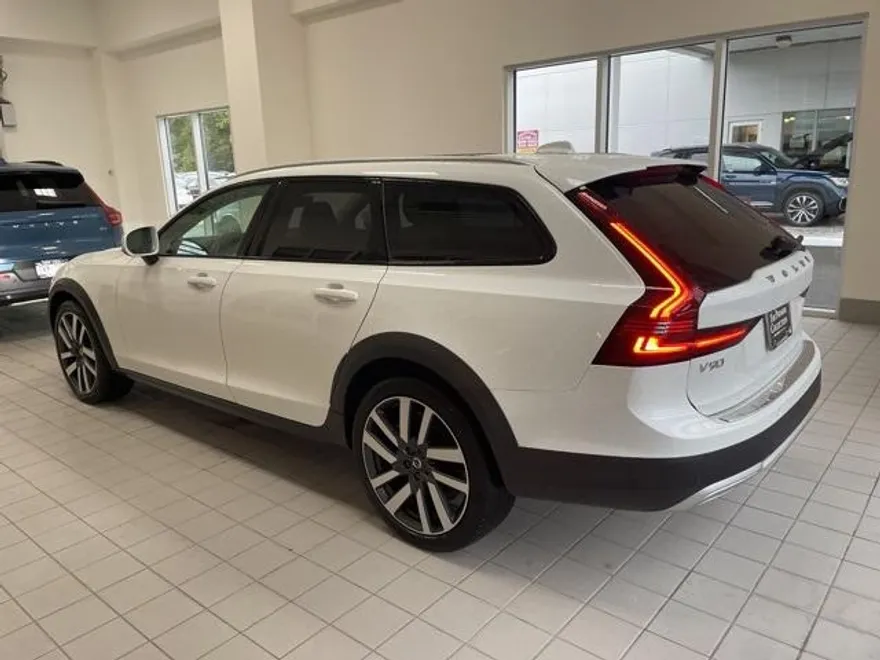 2022 Volvo V90 Cross Country B6 AWD photo 2