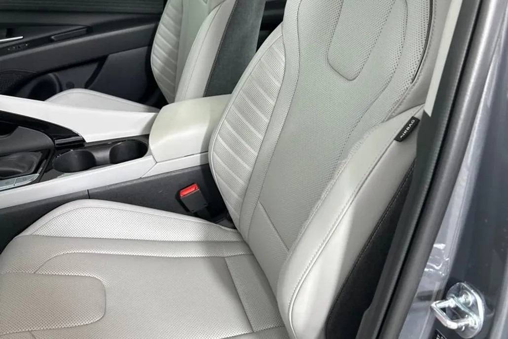 2025 Hyundai Elantra Limited photo 1