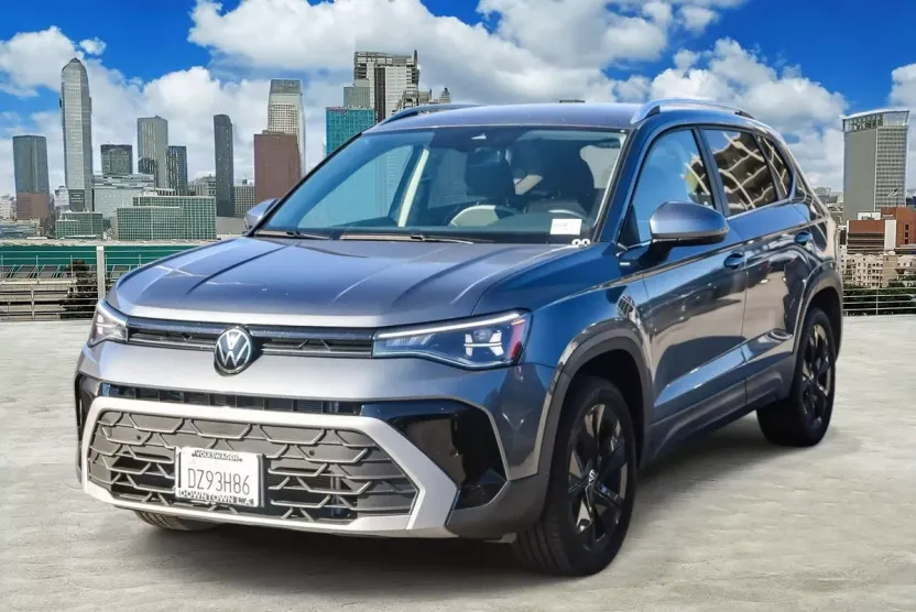 2025 Volkswagen Taos SE photo 1