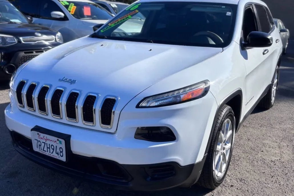 2016 Jeep Cherokee Sport photo 1